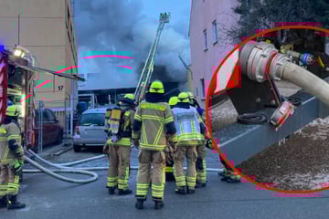 Lagerhalle in Flammen: Häuser evakuiert, Löschwasser gefriert