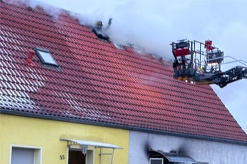 Leipzig: Doppelhaushälfte in Flammen: Decke stürzt ein, Feuerwehrmann wird verletzt