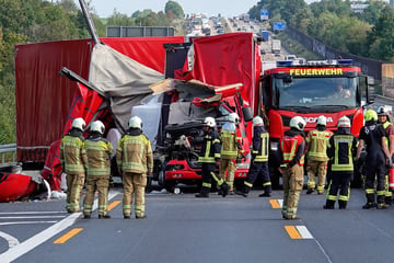 Unfall A4: Beim Laster-Unfall auf der A4: Plötzlich stehen die Retter selbst im Stau