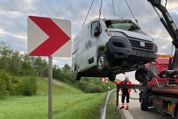 Unfall A4: Unfall auf A4 bei Chemnitz: Kleintransporter überschlägt sich
