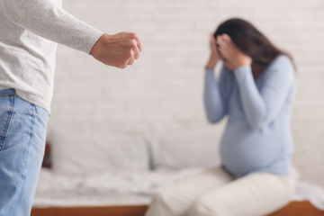 Polizist wünscht schwangerer Freundin Fehlgeburt: Was er dann tut, ist unfassbar
