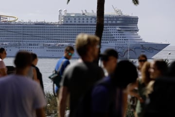 Mann über Board: Windböe pustet Passagier von Kreuzfahrtschiff