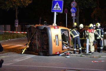 Caddy kracht nach Zusammenstoß in Poller – Feuerwehr rückt mit Kran an