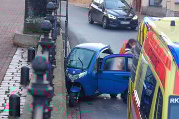 Kabinenroller prallt gegen Mauer: Fahrer schwer verletzt