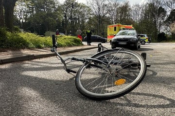 Beim Abbiegen übersehen? Radfahrerin in Hamburg verletzt