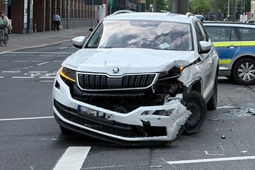 Folgenschwerer Crash: Auto will wenden und fährt gegen Tram