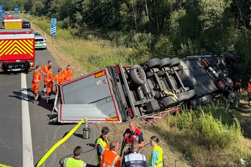 Unfall A73: Reifen platzt, Lkw kippt, 200 Liter Diesel laufen aus – und dann kracht es auch noch im Stau