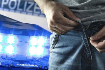 Chemnitz: In the city of Chemnitz: Man takes out penis in front of young people, plays with it