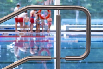 Mädchen vertrauen sich Bademeister an: Sexueller Übergriff im Schwimmbad?