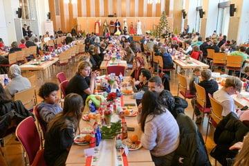 Dresden: Fröhliche Weihnacht überall: Rathaus-Party macht viele Kinder glücklich