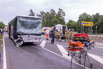 Wendemanöver auf B22: Sechs Verletzte nach Kollision zwischen Schulbus und Kleintransporter
