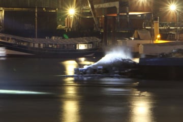 Hamburg: Aufsteigender Rauch auf Schute im Hansahafen