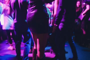 Attacke mit Glasflasche auf Tanzparty: 19-Jähriger geht k. o.