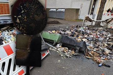 Leipzig: Zerstörungswut im Leipziger Osten: Mülltonnen, Absperrungen und Schild abgefackelt