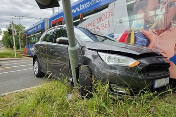 Fahrer im Krankenhaus: Ford wird zwischen Tram und Mast eingeklemmt