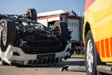 Unfall in Leipzig: Suff-Fahrer kracht mit VW gegen Audi und überschlägt sich