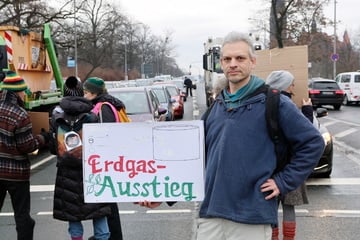 "Richten uns nicht gegen Autofahrer": Klima-Aktivisten bringen Verkehr in Dresden zum Erliegen