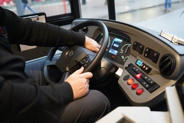 Busfahrer lässt Passagier ans Steuer: Zwei Verletzte