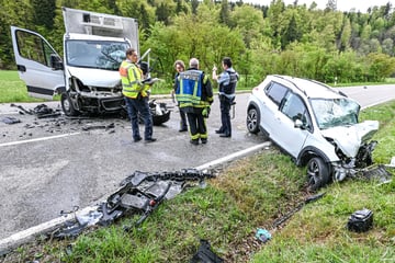 Eingeklemmt nach Frontal-Crash: Drei teils schwer Verletzte auf B19