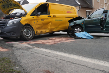 Post-Transporter nimmt Auto die Vorfahrt: Fahrerin stirbt an Unfallstelle