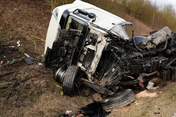 Auto kollidiert mit Lkw: Schwerer Crash mit einem Toten und einem Schwerverletzten