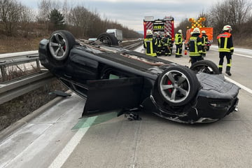 Unfall A38: Sperrung auf A38: Audi-Fahrerin überschlägt sich bei Unfall