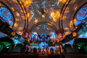 Berlin: Bass statt Orgel: Techno-Show verwandelt Berliner Kirche in Lichtermeer