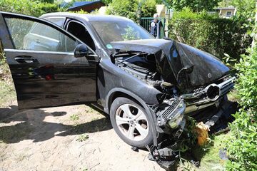 Mercedes-Fahrer kollidiert mit Baum: 50.000 Euro Schaden