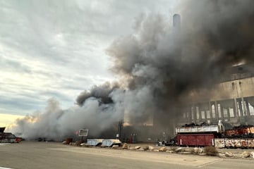 Erst Stichflamme, dann Großbrand: Wertstoffhof-Feuer hält Einsatzkräfte stundenlang in Atem