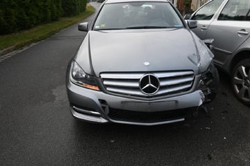 Mercedes kracht in mehrere Autos: Fahrerin erleidet Schock