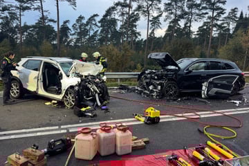 Tödlicher Frontalcrash! 63-Jähriger stirbt, dreiköpfige Familie wird verletzt