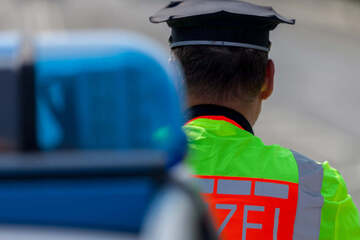 Unfall A3: Kühl-Laster gerät in Grünstreifen und kippt um: A3 Richtung Frankfurt teilweise gesperrt