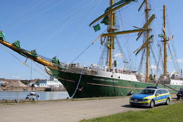 Unfall im Hafen! Segelschiff kracht gegen Kran: Masten gebrochen