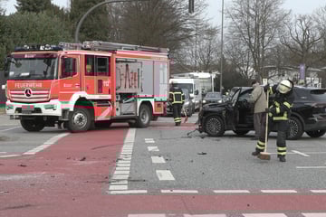 Zwei Autos kollidieren auf großer Kreuzung: Eine Person in Klinik