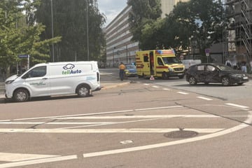 Unfall nahe Hauptbahnhof Dresden: Ford und VW kollidieren