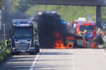 Unfall A23: Schwerer Unfall auf der A23: Transporter lichterloh in Flammen