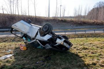 Auto überschlägt sich auf A72