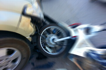 Auto kracht in Motorrad: Biker lebensgefährlich verletzt