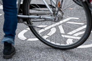 Senior auf Fahrrad wird von Auto erfasst und tödlich verletzt