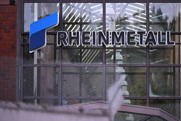 Berlin: Erneuter Protest bei Rheinmetall: Polizei muss Aktivisten von Baum holen