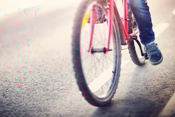 Vorfahrt missachtet? Junge auf Rad von Auto erfasst und auf Straße geschleudert