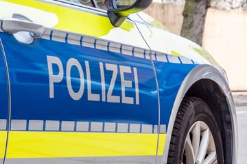 Polizei findet schwer verletzte Frau am Straßenrand