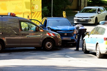 Kreuzungscrash in Chemnitz: VW und Peugeot knallen zusammen