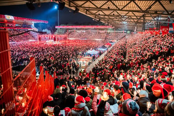 Weihnachtssingen in der Alten Försterei: Union-Fans stimmen sich aufs Fest ein