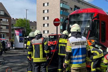 BMW auf Gleisen frontal von Straßenbahn erfasst: 51-Jährige eingeklemmt