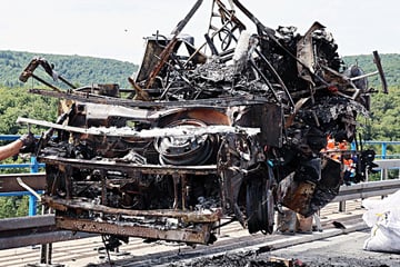 Das war mal ein Wohnmobil! Fahrzeug geht auf Autobahn in Flammen auf
