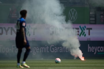 Spieler mit Pyrotechnik beworfen! Ausschreitungen beim Duell Hertha gegen Wolfsburg
