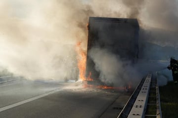 Unfall A3: Fahrer reagiert blitzschnell: Waschmittel-Laster geht auf Autobahn in Flammen auf