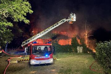 Leipzig: Mehrere Feuerwehren im Einsatz: Scheune fackelt bis auf die Grundmauern ab