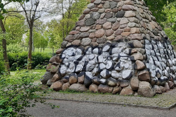 Leipzig: Respektlos! Schmierfinken besudeln Leipziger Steindenkmal